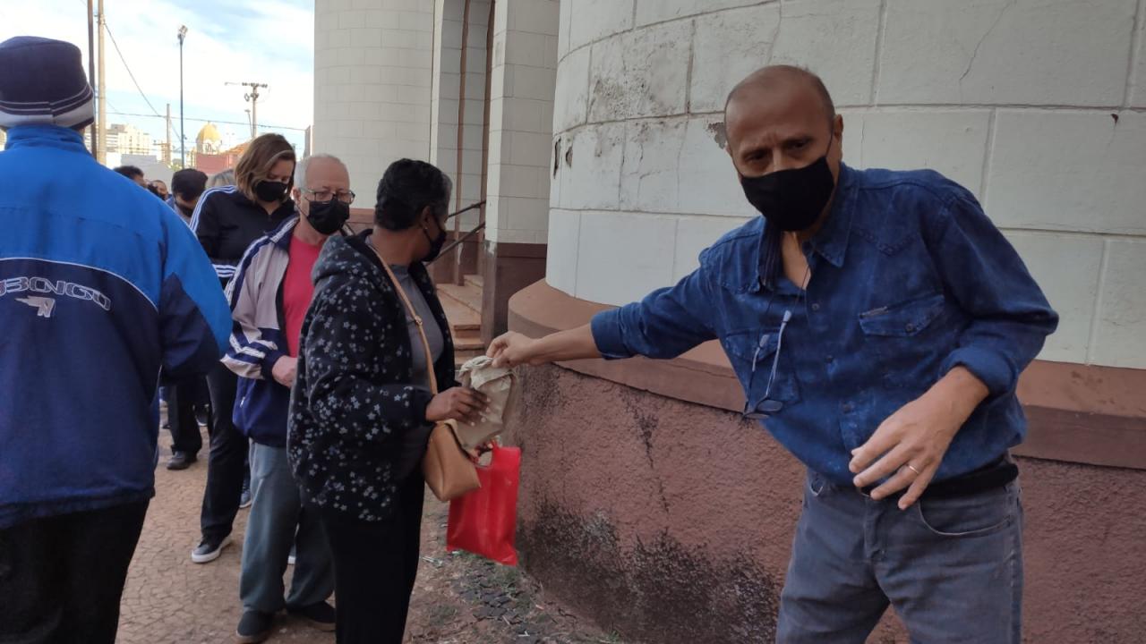 Foto 5 de 12 — Dia de Santo Antônio: Celebrações, distribuição de pães e venda de bolos marcam a data em Araraquara